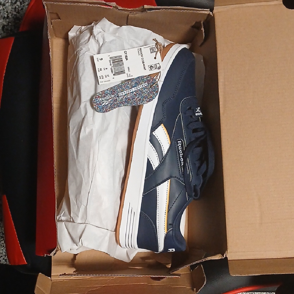 Mens size 9 Reebok Sneakers